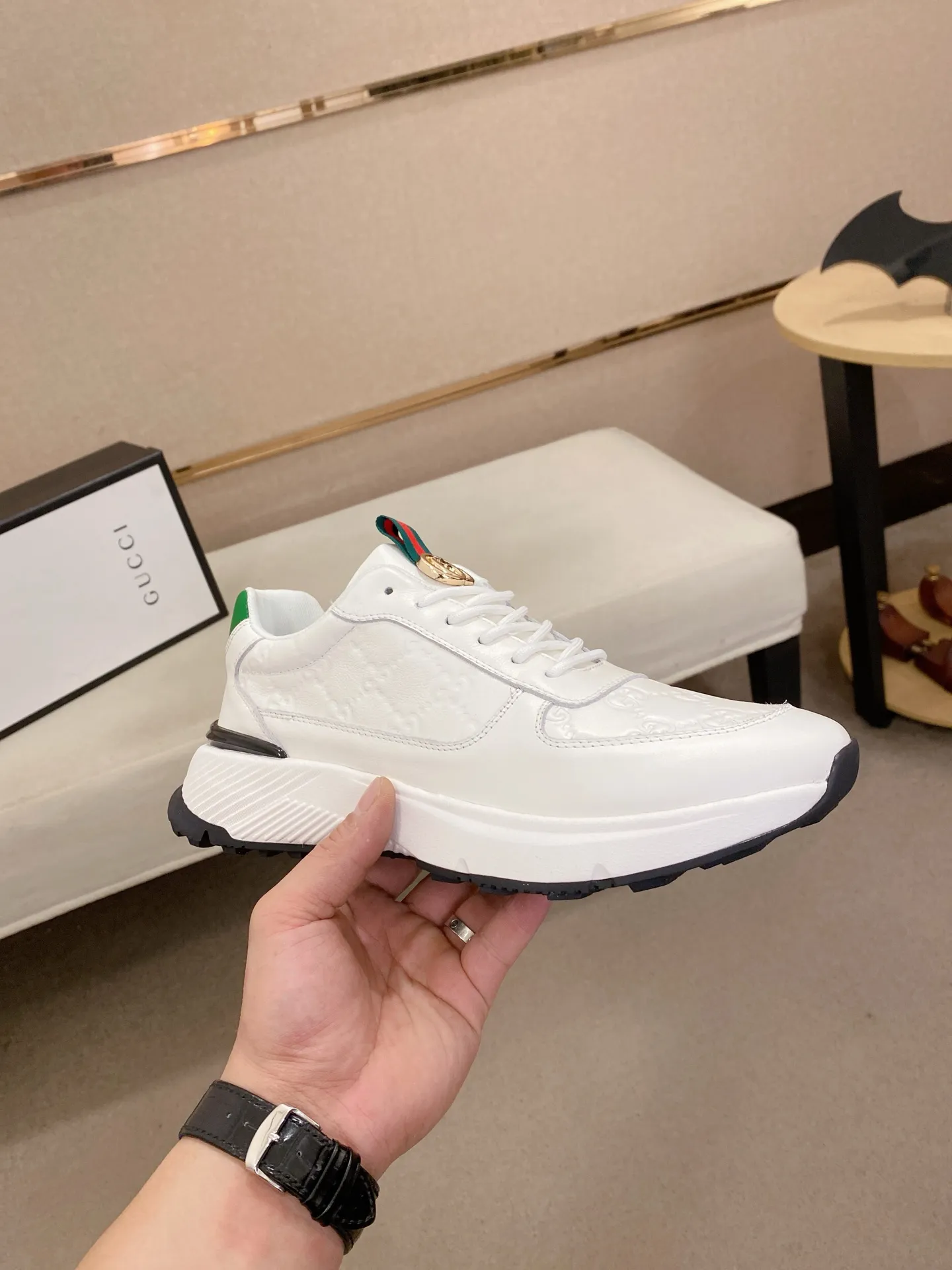 Men's shoes 💰 462💰The new GUCCI (Gucci) counters are launched simultaneously. The new men's shoes, 😘fabrics are selected from imported cowhide, and the lining is sheepskin lining. 👍🏿 High-end ☄️ air-cushion molded anti-slip rubber outsole, exquisite lines, simple and elegant, comfortable and high-end for leisure travel. Code number: 38 to 44 (45 can be customized and cannot be returned or exchanged)